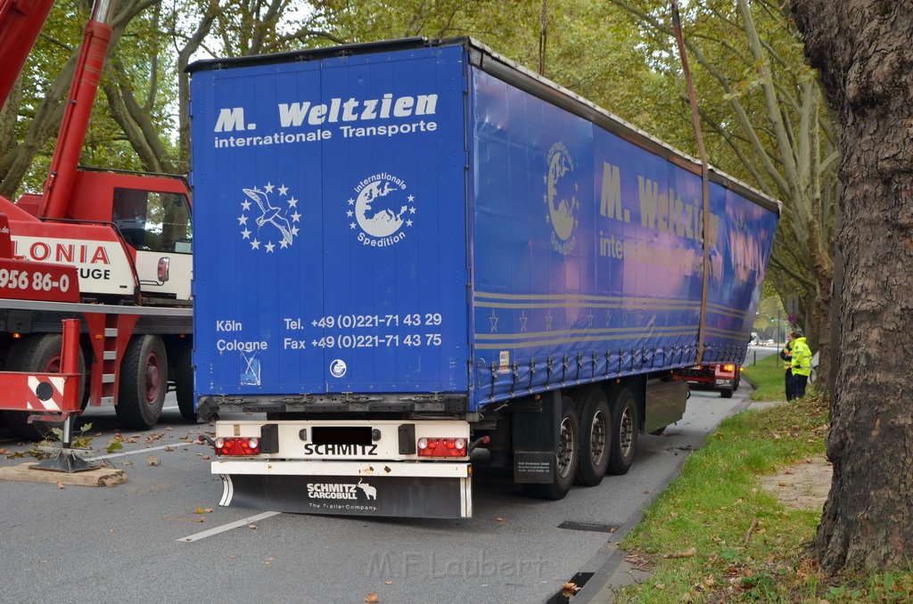 LKW verliert Auflieger Koeln Boltensternstr Pasteurstr P1966.JPG